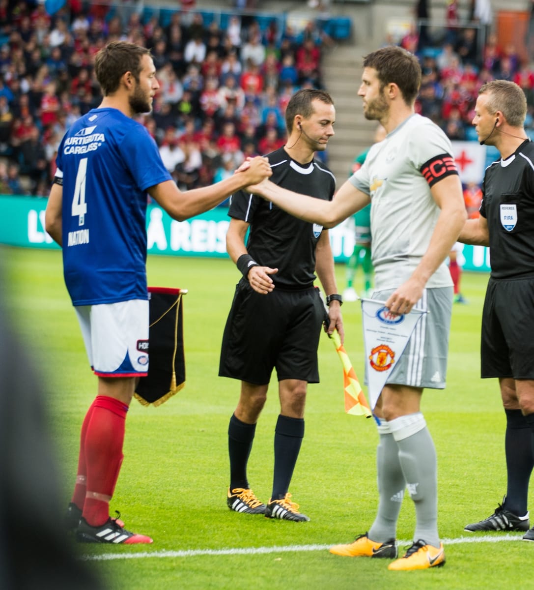 Jonatan Tollås Nation as Vålerenga captain meeting Manchester United captain Michael Carrick before kickoff